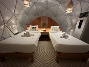 Family Dome Tent Twin | Skrivebord, ekstrasenger (mot et tillegg), wi-fi (inkludert) og sengetøy