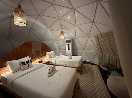Family Dome Tent Twin | Desk, rollaway beds, free WiFi, bed sheets