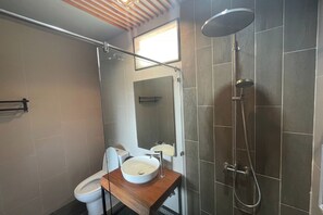 Douche, douche cascade, articles de toilette (gratuits)