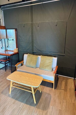 32-inch LCD TV with satellite channels - Pha Lae Tawan@Siray (Phuket)