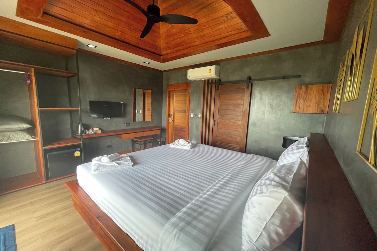 1 bedroom, desk, WiFi (free), bed sheets