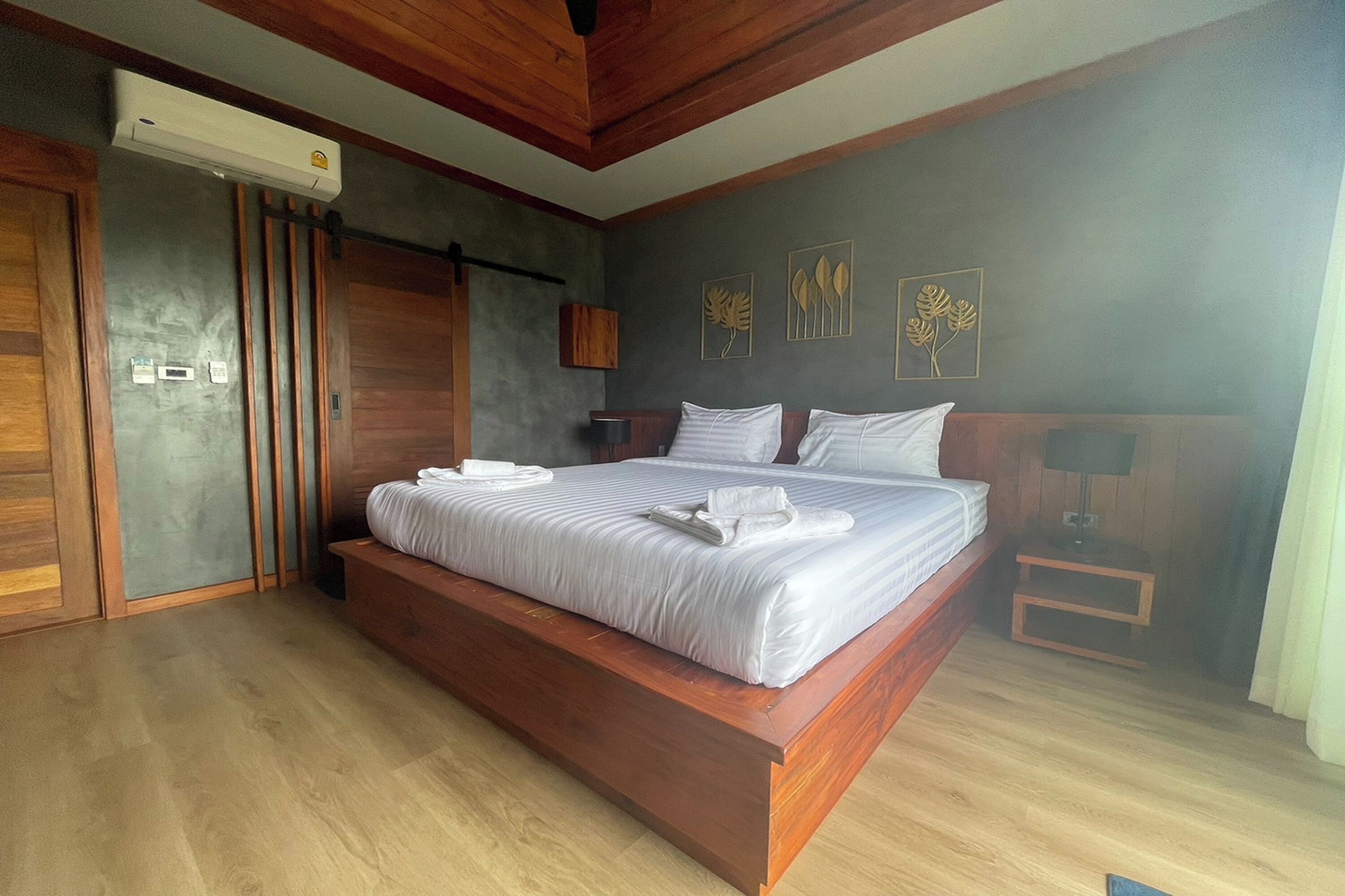 Superior King Villa | 1 dormitorio, escritorio, wifi gratis y ropa de cama