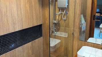 Shower, rainfall showerhead, free toiletries, towels