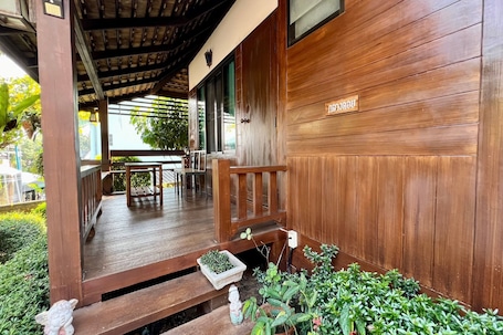 Deluxe Cabin | Minibar, desk, iron/ironing board, bed sheets