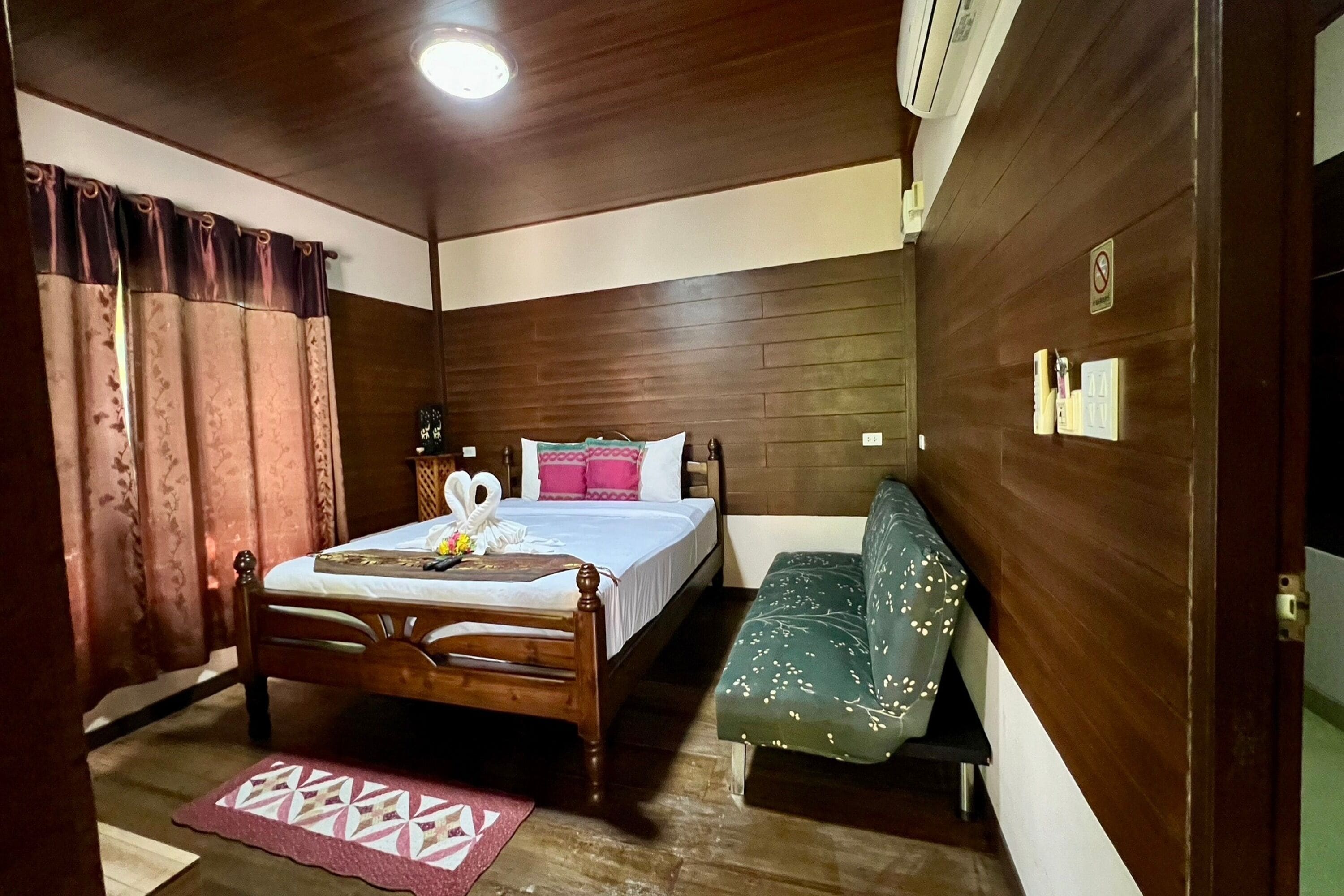 Hytte – deluxe | Minibar, skrivebord, strykejern/-brett og sengetøy