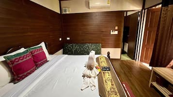 Cabaña Deluxe | Minibar, escritorio, tabla de planchar con plancha y ropa de cama