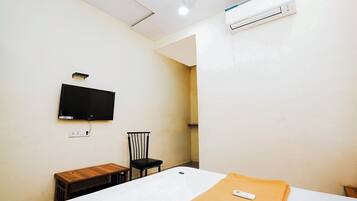 Standard Room | Desk, free WiFi, bed sheets