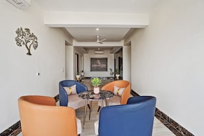 Lobby sitting area - Amahi Inn (Gurugram)