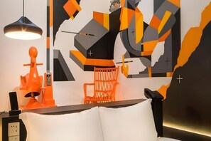 1 dormitorio, caja fuerte, escritorio y tabla de planchar con plancha