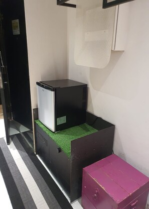 Habitación cuádruple familiar | 1 dormitorio, caja fuerte, escritorio y tabla de planchar con plancha