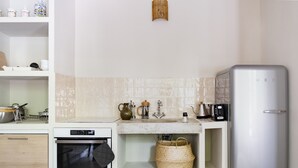 A modern kitchen with a built-in oven, a sink, and a refrigerator. - Gîte Canterane, Petite Maison Provençale Rattachèe à Maison Sumiane, 4 Couchages (Brignoles)