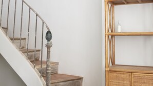 A staircase with a wooden handrail and a white wall. - Gîte Canterane, Petite Maison Provençale Rattachèe à Maison Sumiane, 4 Couchages (Brignoles)