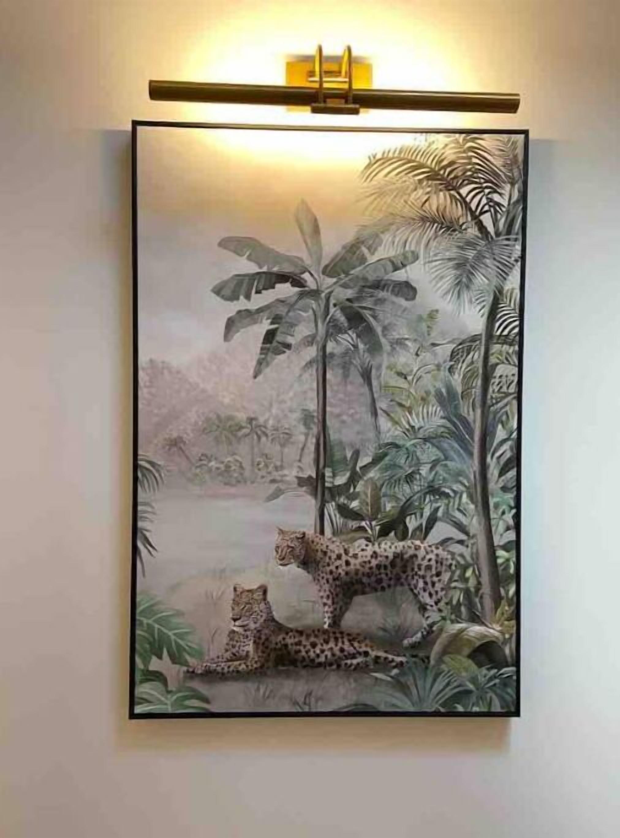Un quadro incorniciato raffigura una scena di giungla con un leopardo e un cucciolo.