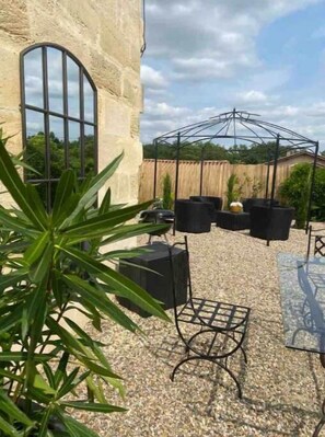 Outdoor dining - "Clos Aurelia" charming and stylish gîte near St Emilion and Sauternes (Mérignas)