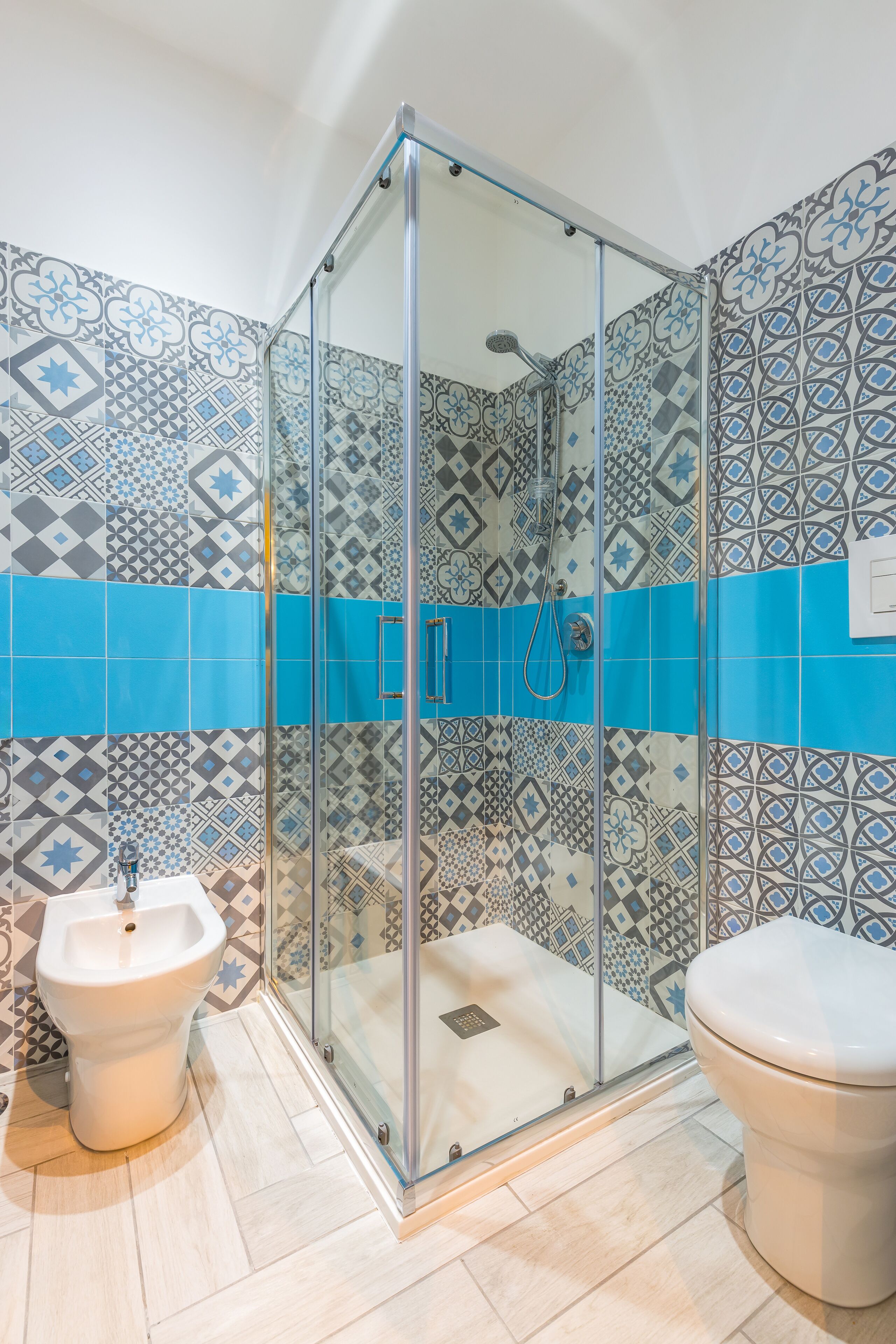 Un bagno con doccia vetro-murata, bidet e WC.
