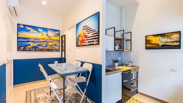 City Apartment | Private kitchenette | Coffee/tea maker