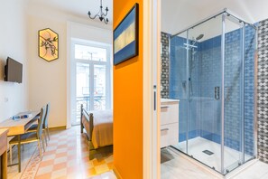 Appartement Romantique | Salle de bain | Douche, sèche-cheveux, bidet, serviettes fournies
