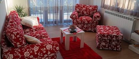 TV connectée, table de tennis de table, livres