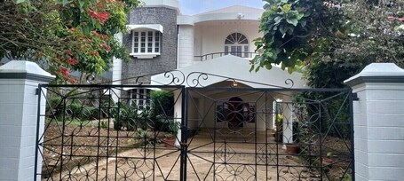 Fachada de la propiedad