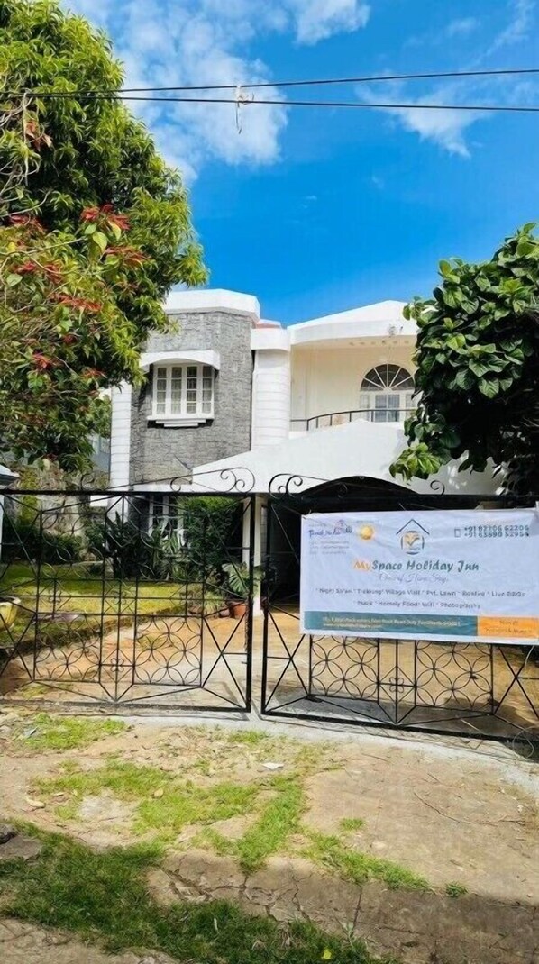 Front of property - Myspace Holiday Inn - Ooty (Ootacamund)