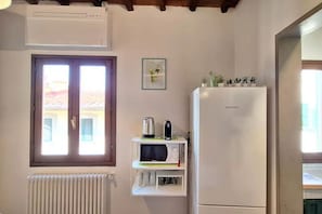 Fridge, microwave, oven, stovetop - Casa Mojito, apartment in the Santa Croce district (Firenze)