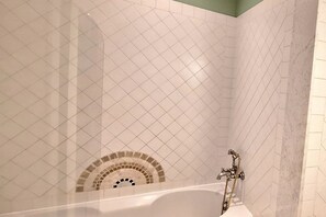 Umweltfreundliche Kosmetikartikel, Haartrockner, Bidet, Handtücher