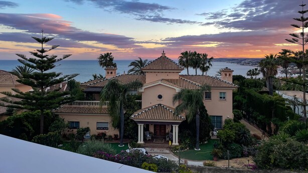 A Mediterranean-style villa with a view of the sea, surrounded by palm trees and a well-maintained garden. - SouthBay Luxury exclusive penthouse with incredible sea views and Estepona  (Estepona)