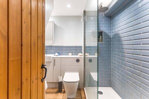 Cottage | Badkamer | Een douche, handdoeken