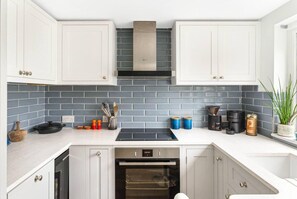 Cottage | Private kitchen | Fridge, microwave, oven, stovetop