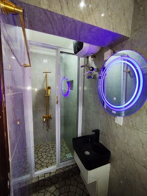 提供毛巾、廁紙