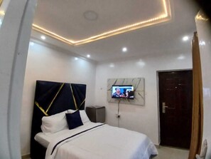 1 bedroom, iron/ironing board, WiFi, bed sheets - Beautiful and Cozy miniflat for 2 with Swimming Pool - close to Airport (Ikeja)