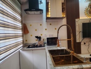 Private kitchen - Beautiful and Cozy miniflat for 2 with Swimming Pool - close to Airport (Ikeja)