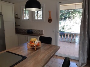 Dining - Maison au Milieu des Bois, Avec Piscine (Brignoles)