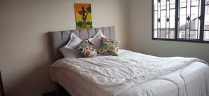 Quarto solteiro conforto | Cortinas blackout, Wi-Fi de cortesia