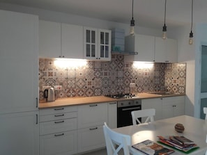 Apartment | Private kitchen | Fridge, microwave, oven, stovetop - Stunning and Comfy 3-bed Ensuite Apartment (Zebbug)