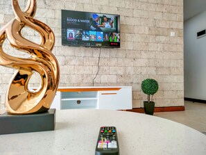 Appartement Deluxe | Coin séjour | TV connectée de 24 pouces avec chaînes numériques