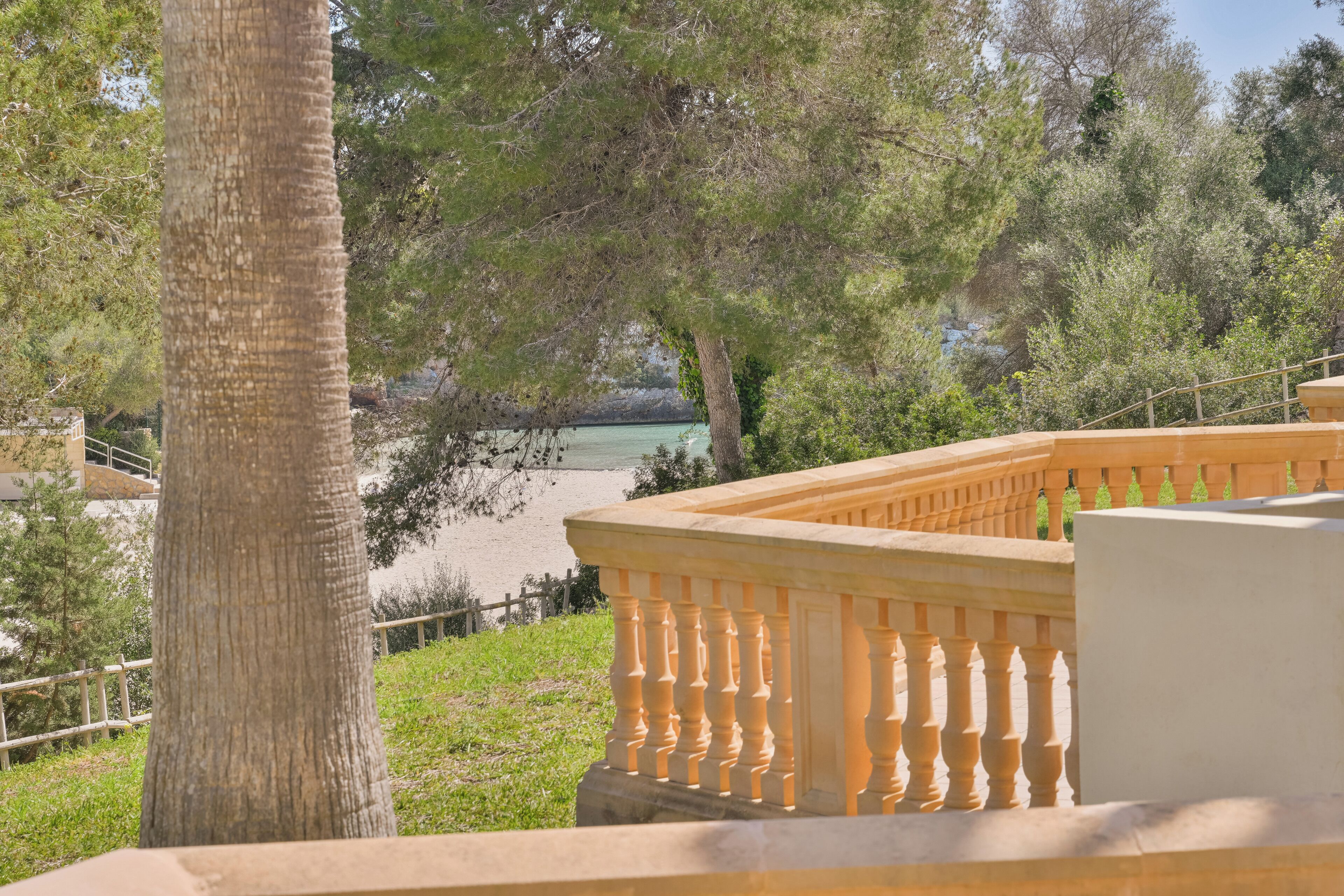 Studiolejlighed - udsigt til have | Pengeskab på værelset, arbejdsområde til bærbare computere