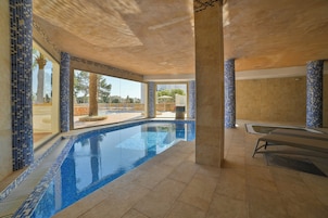 Un sauna, una bañera de hidromasaje, masajes