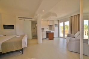 Studio, teras, pemandangan pantai | Brankas, ruang kerja ramah laptop, dan tempat tidur bayi gratis