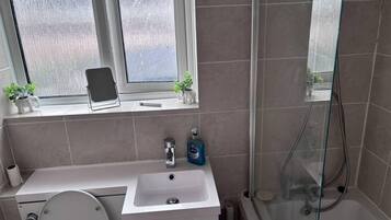 Apartment | Bathroom | Separate bathtub and shower, deep-soaking bathtub, hair dryer, towels