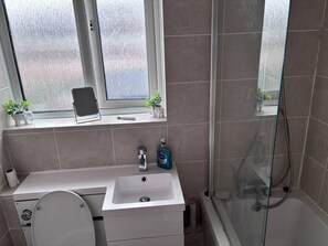 Bathroom - Spacious 2-bed Apartment in Hornchurch (Hornchurch)