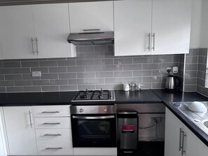 Private kitchen - Spacious 2-bed Apartment in Hornchurch (Hornchurch)