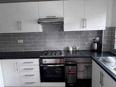 Spacious 2-bed Apartment in Hornchurch