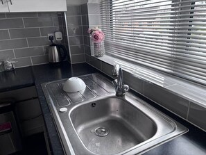 Appartement | Privékeuken | Een koelkast, een magnetron, een oven, een kookplaat