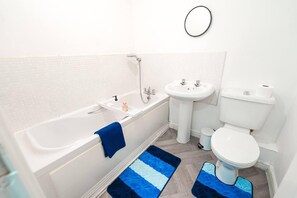 Bathroom - Immaculate 4-bed House in Kings Norton (Birmingham)