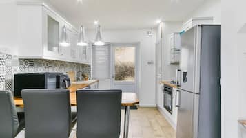 House | Private kitchen | Fridge, microwave, oven, stovetop