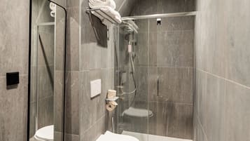 Ducha, secador de pelo, toallas, shampoo