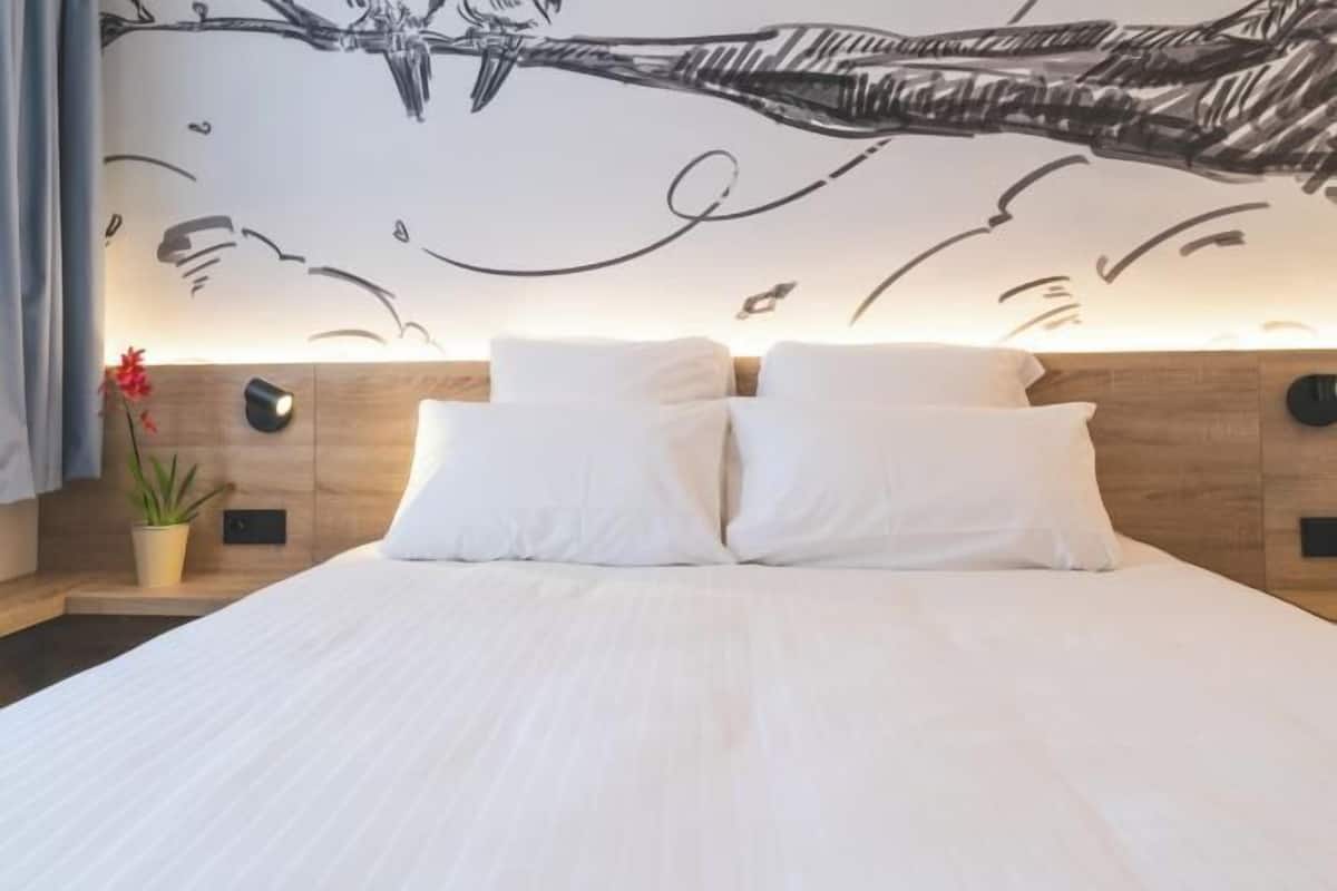 In-room safe, desk, laptop workspace, soundproofing