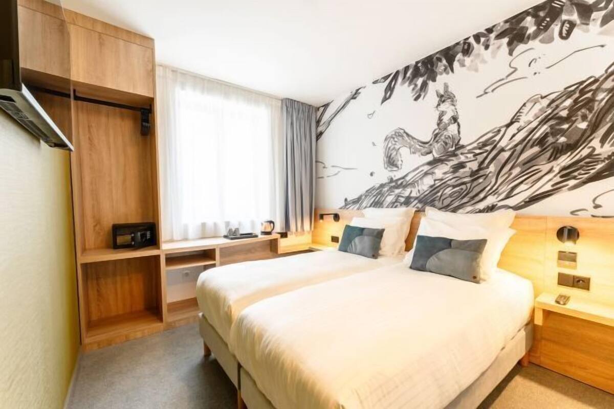 In-room safe, desk, laptop workspace, soundproofing