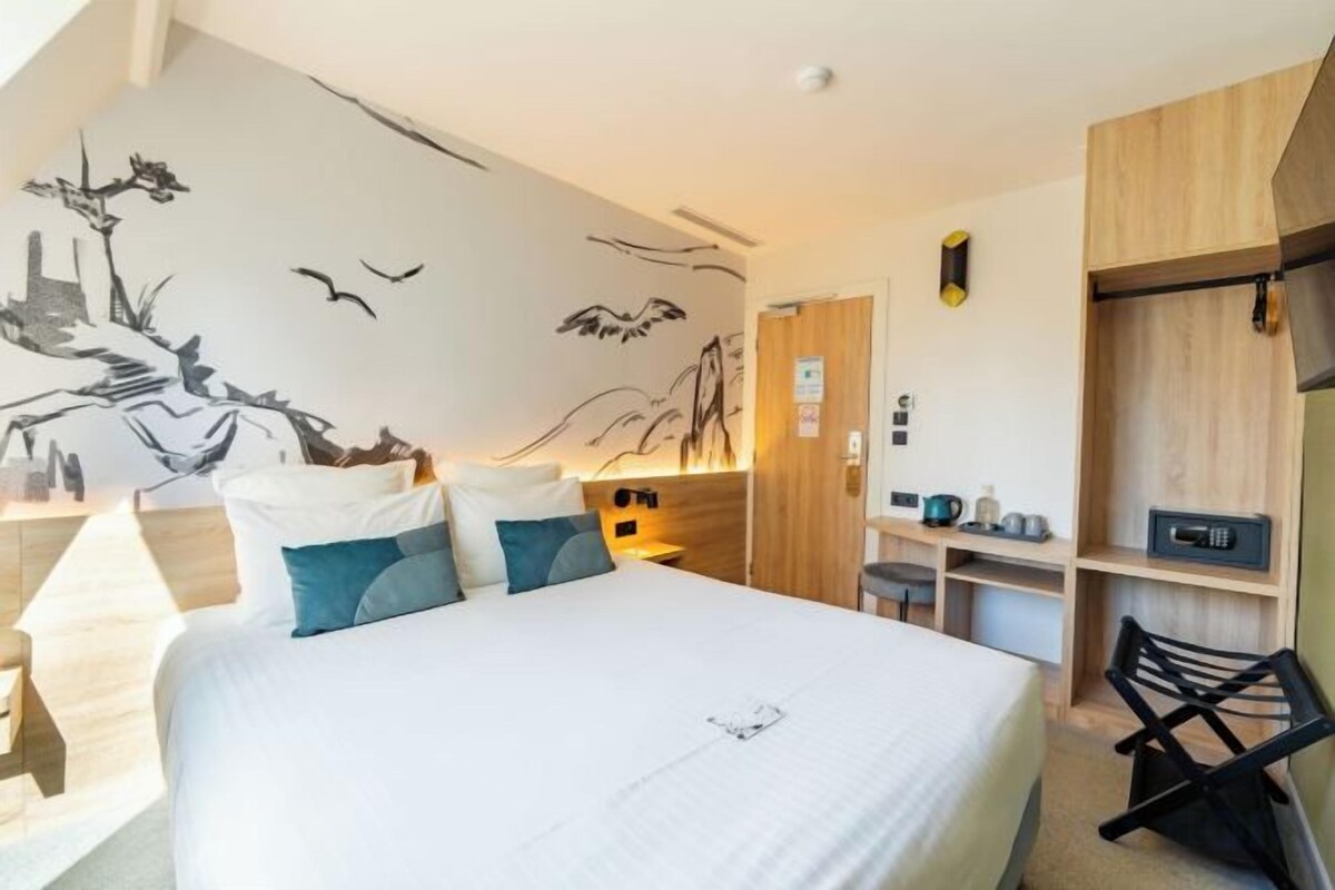 In-room safe, desk, laptop workspace, soundproofing